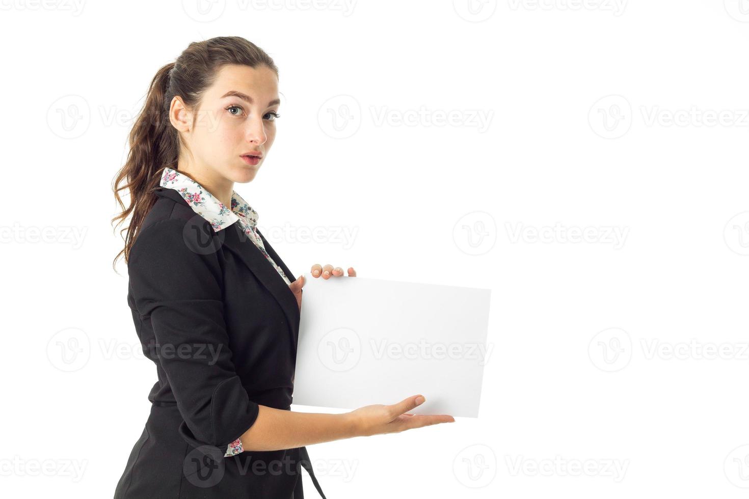 mujer en uniforme con cartel blanco en las manos foto