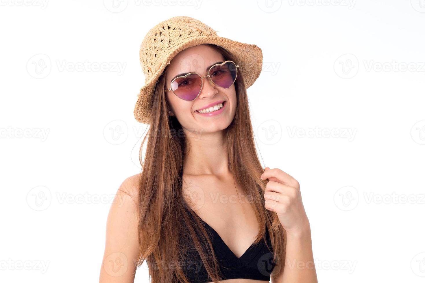 chica alegre con gafas de sol y paja foto