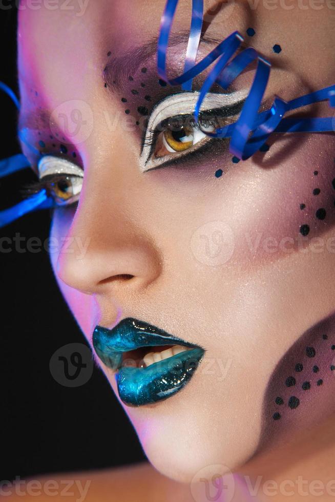 mujer voluptuosa con maquillaje creativo mirando hacia otro lado foto