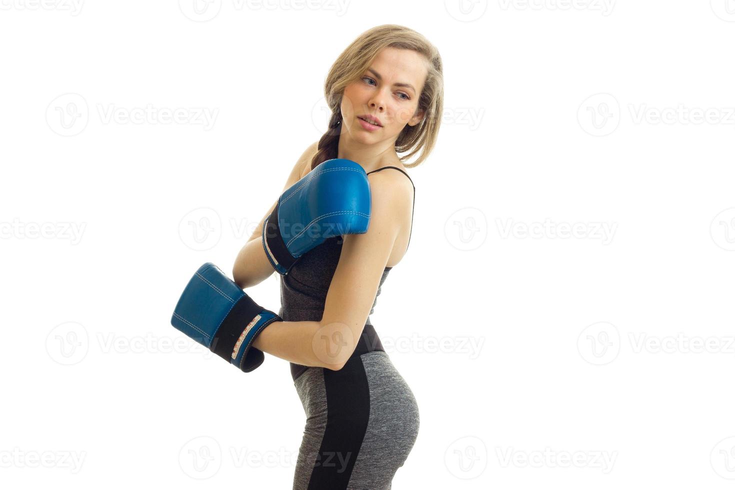 sexy, joven, rubio, en, pantalones, y, guantes de boxeo, posar, en, estudio foto