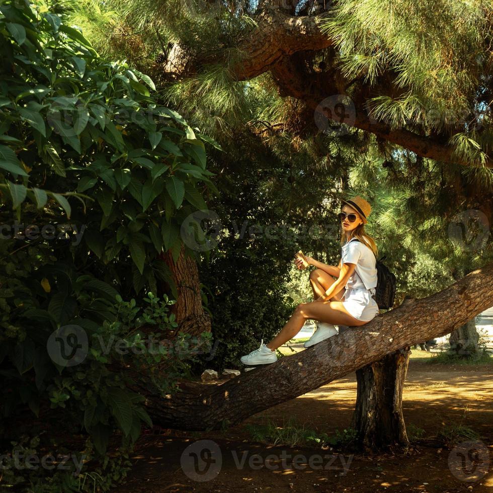 chica joven en una ciudad tropical foto