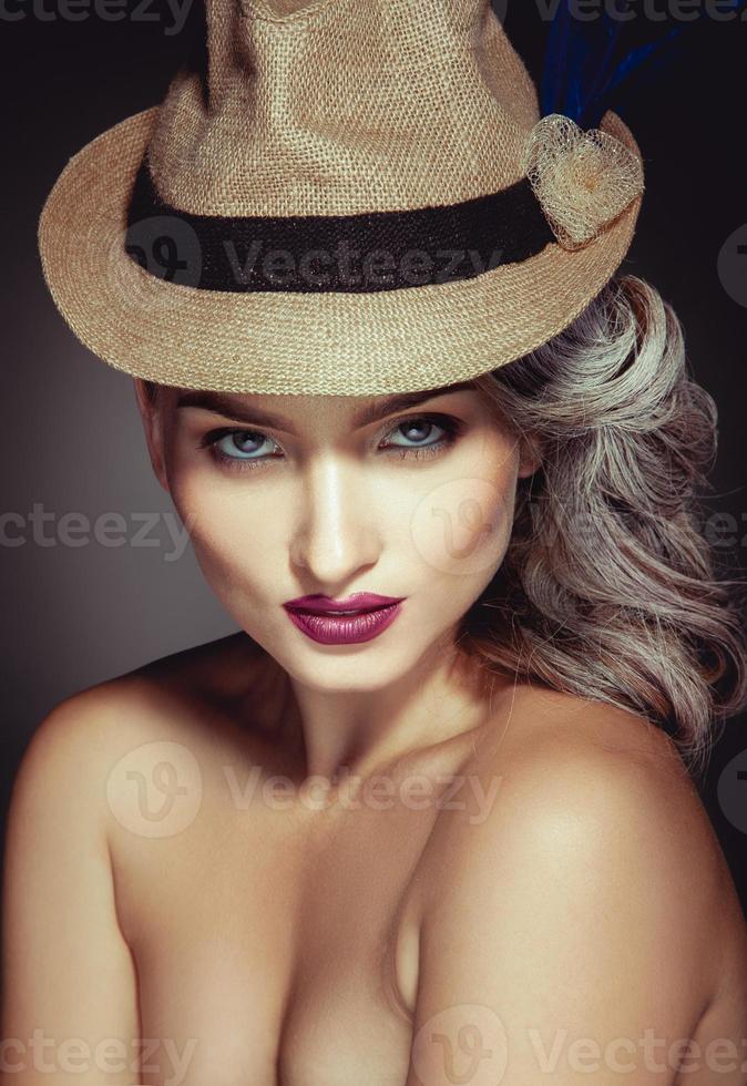 retrato de mujer linda con hermoso maquillaje y elegante sombrero foto
