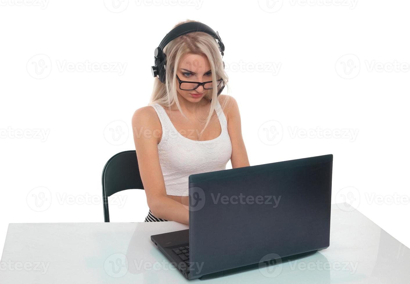 la chica de los auriculares con laptop foto