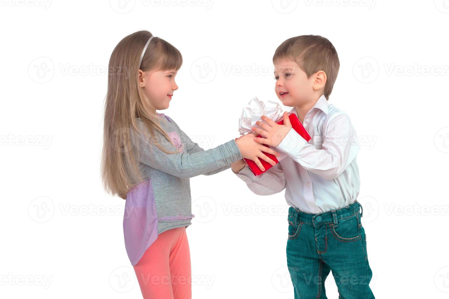 niños con caja de regalo foto