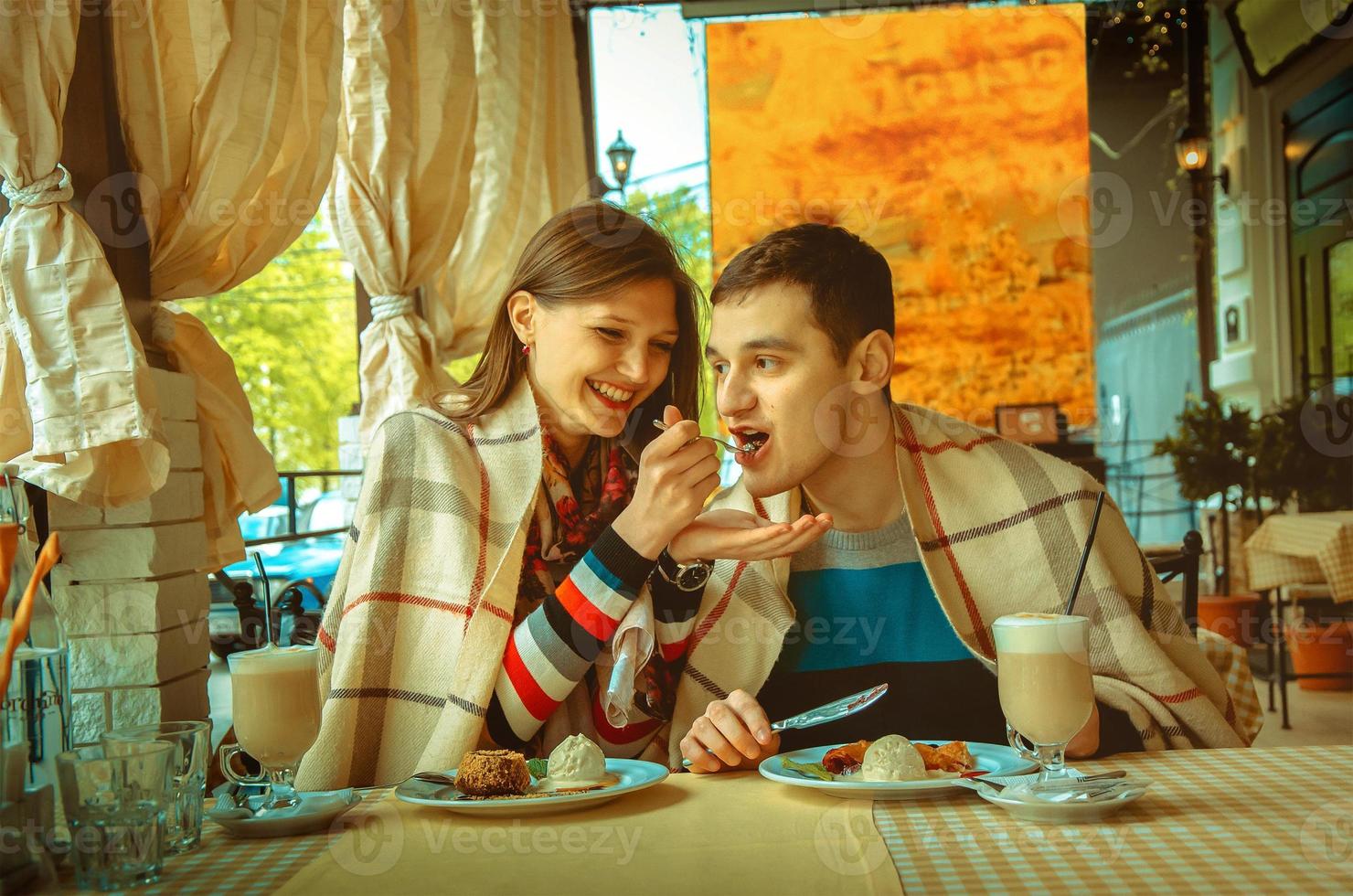 pareja enamorada divirtiéndose en una cita foto