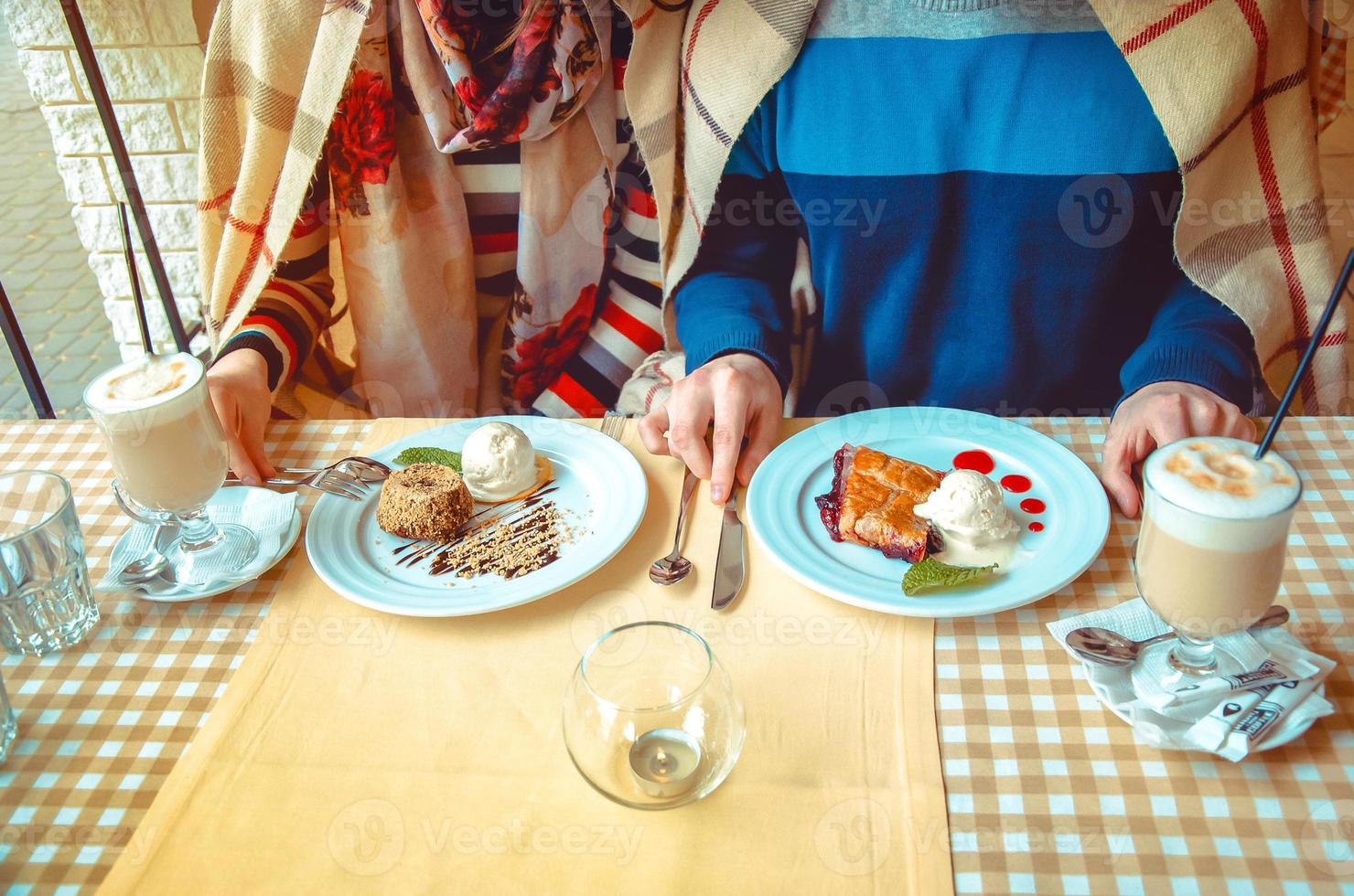 pareja comiendo postre en un restaurante foto