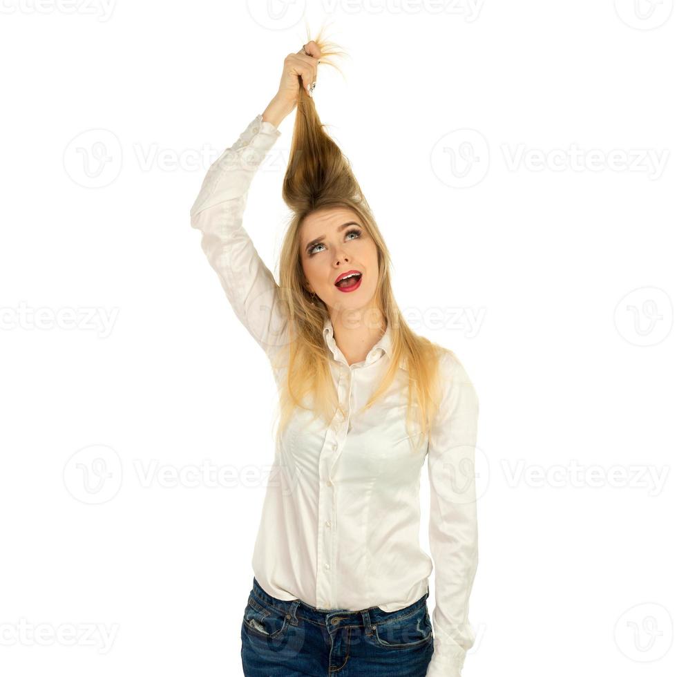 mujer sosteniendo su cabello con las manos foto