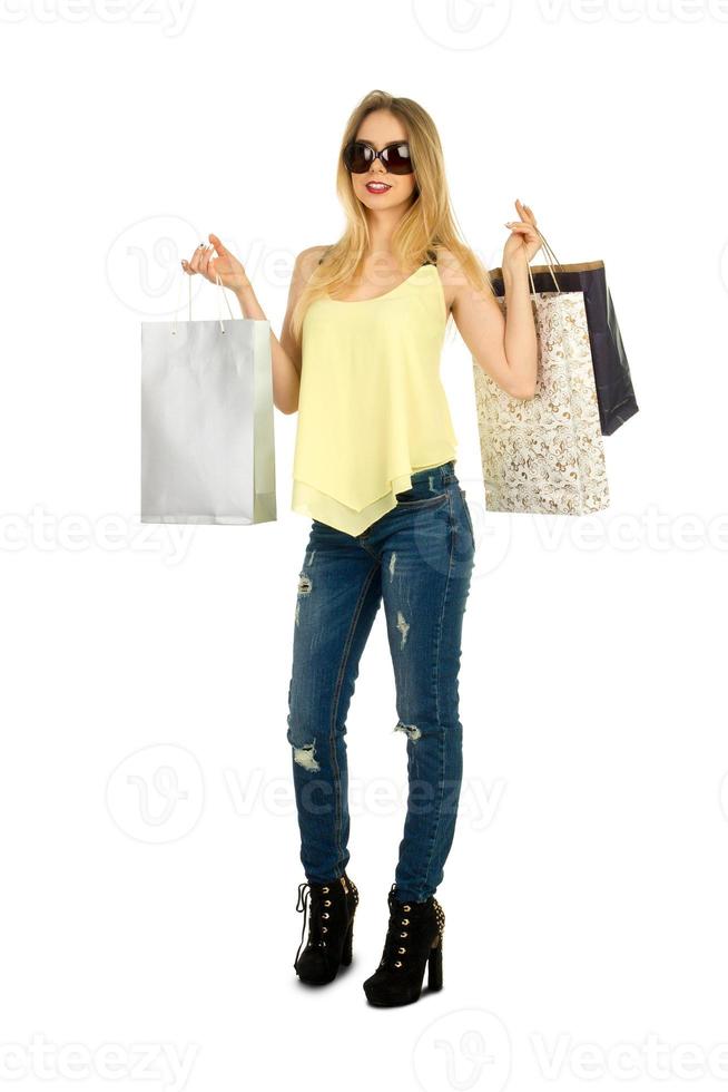 hermosa chica posando con bolsas de compras foto