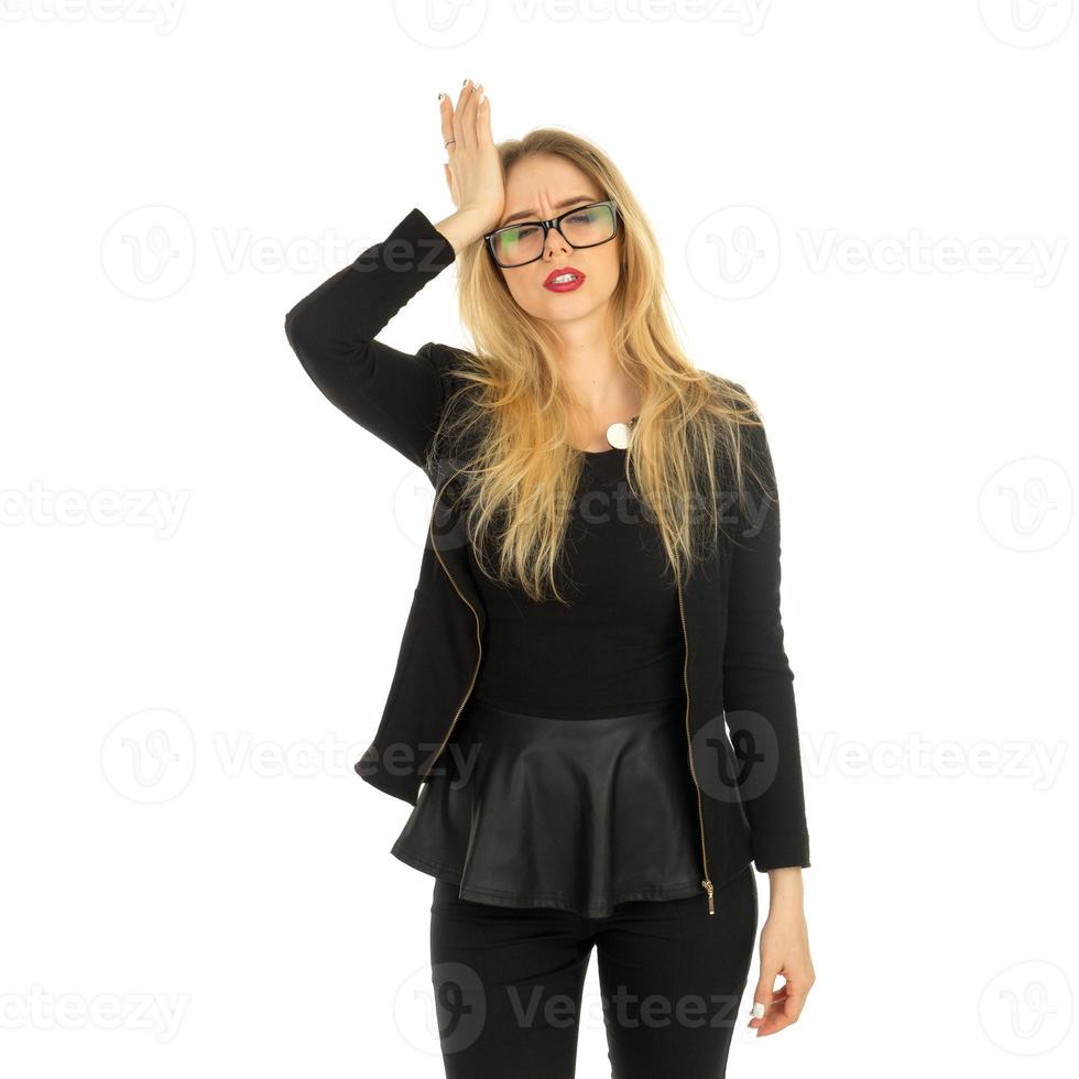 mujer bonita con elegante ropa negra y gafas posando foto