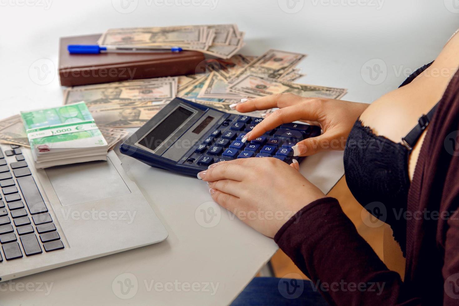 mujer cuenta mucho dinero foto