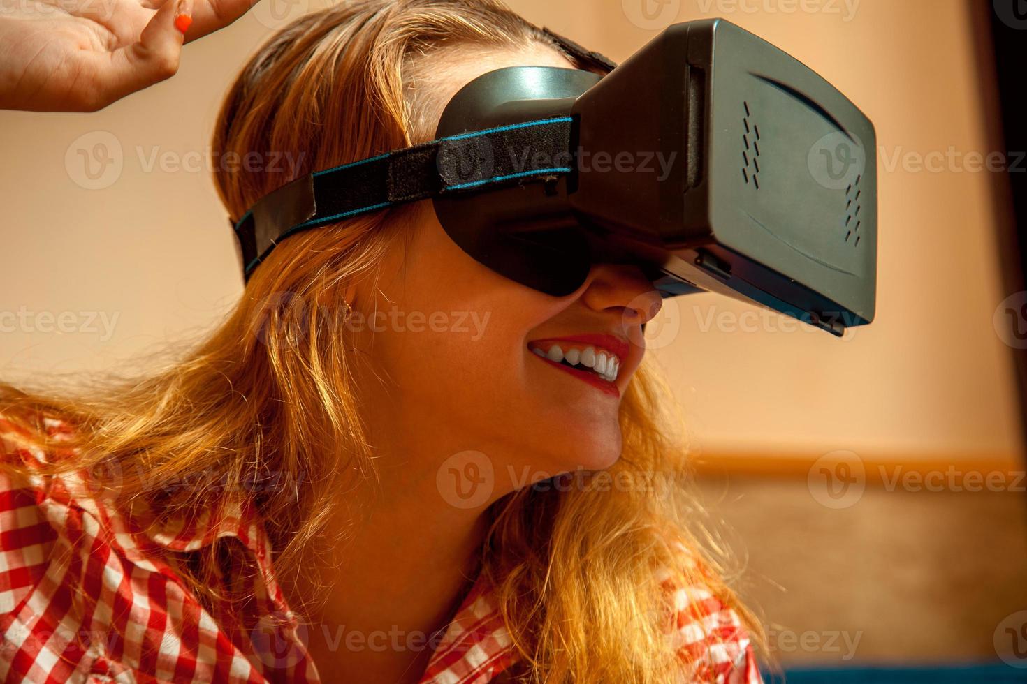 mujer con casco de realidad virtual foto