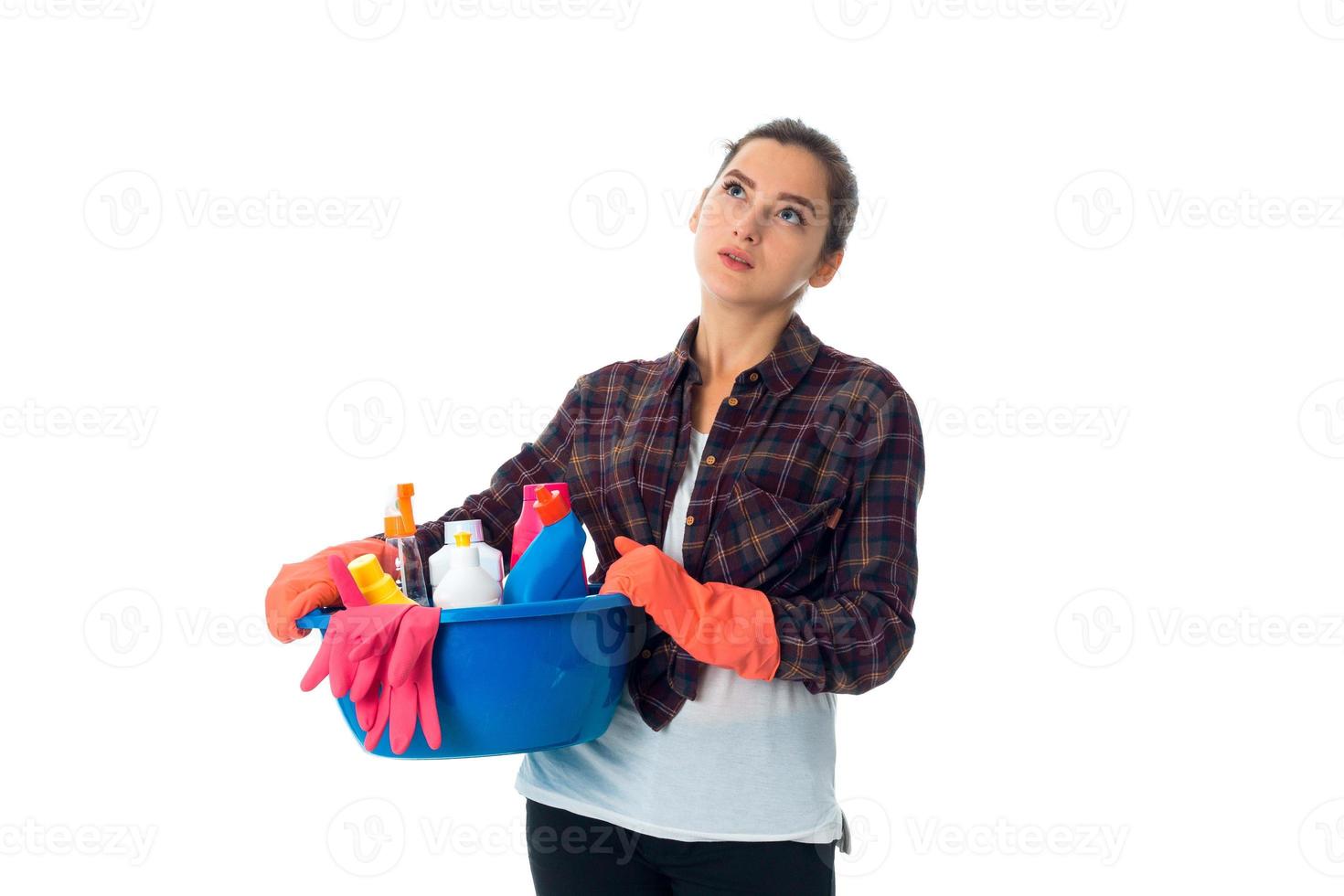 joven sirvienta con limpiadores foto