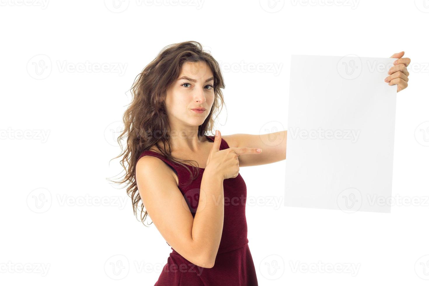 chica en vestido rojo con cartel blanco foto