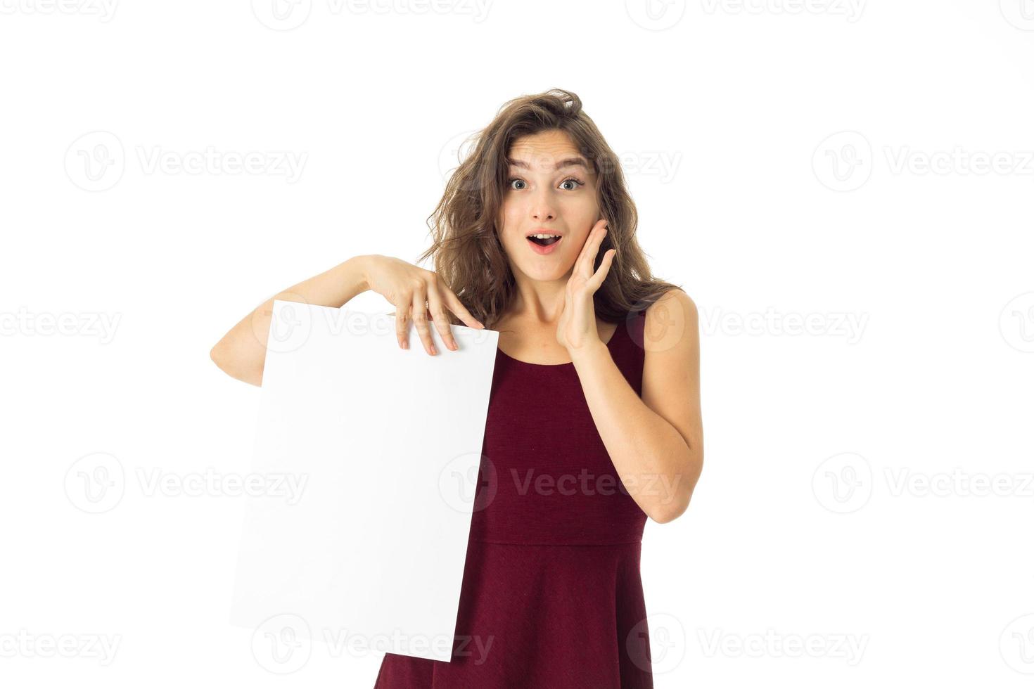 chica en vestido rojo con cartel blanco foto