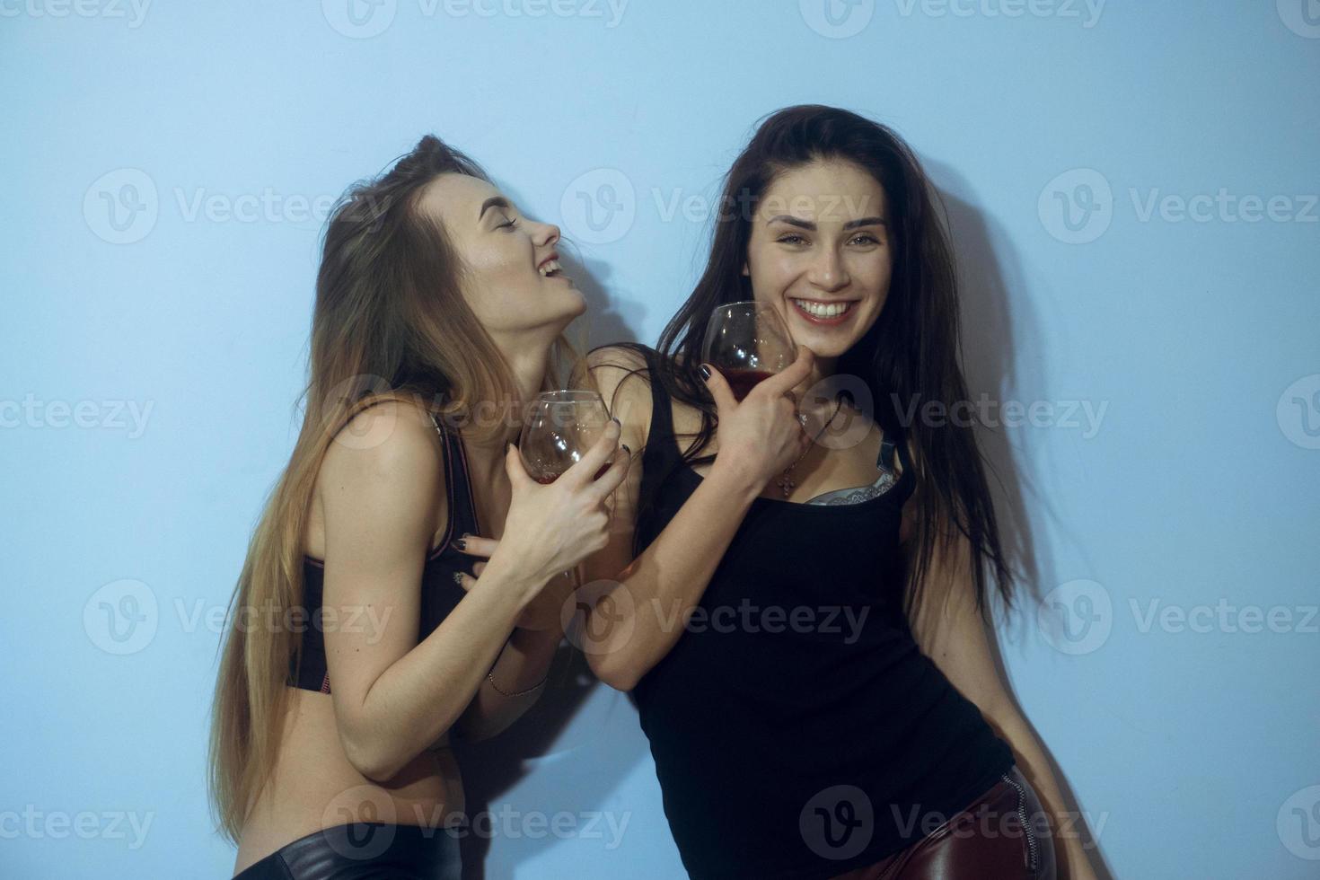 dos hermosas mujeres en estudio foto