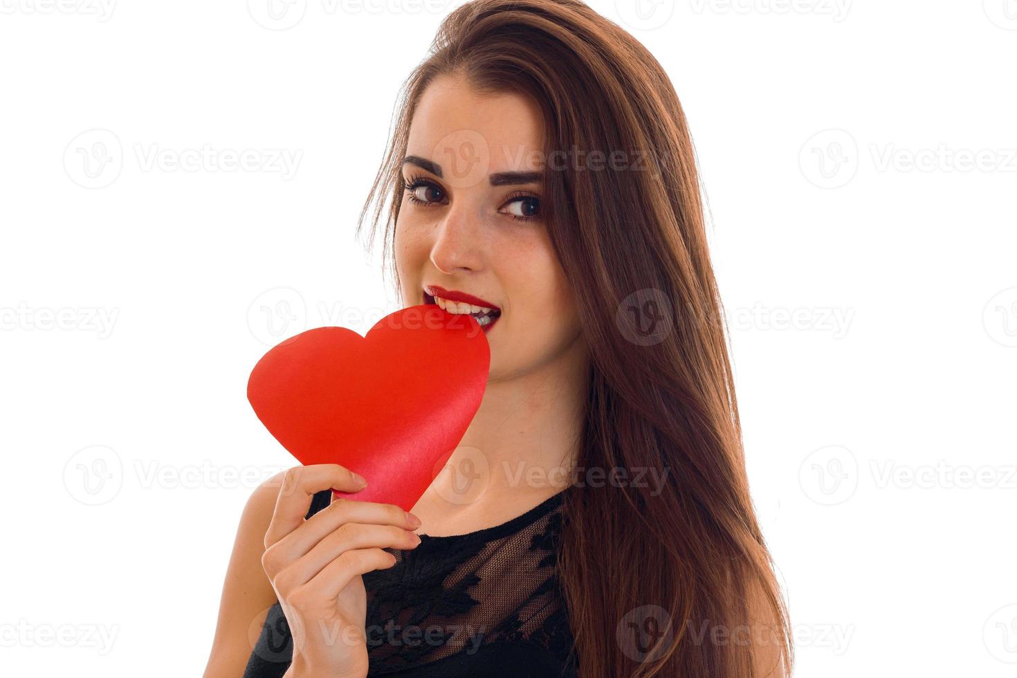 concepto de día de san valentín. amar . retrato de una joven hermosa con corazón rojo aislada de fondo blanco en el estudio foto