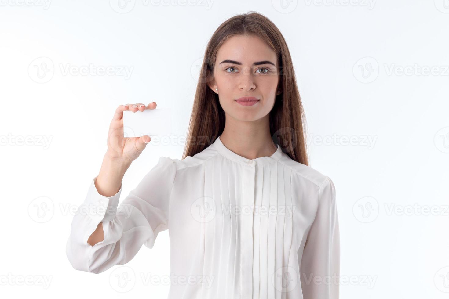 una joven con camisa blanca revela una mano con los dedos entrelazados aislados en el fondo foto