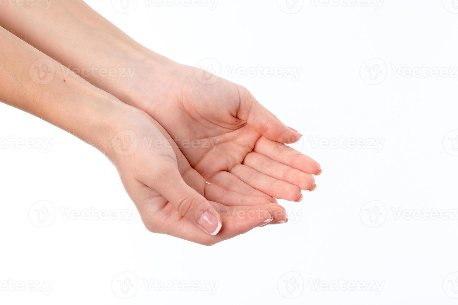 dos manos femeninas palmas extendidas desplegadas aisladas sobre fondo blanco foto