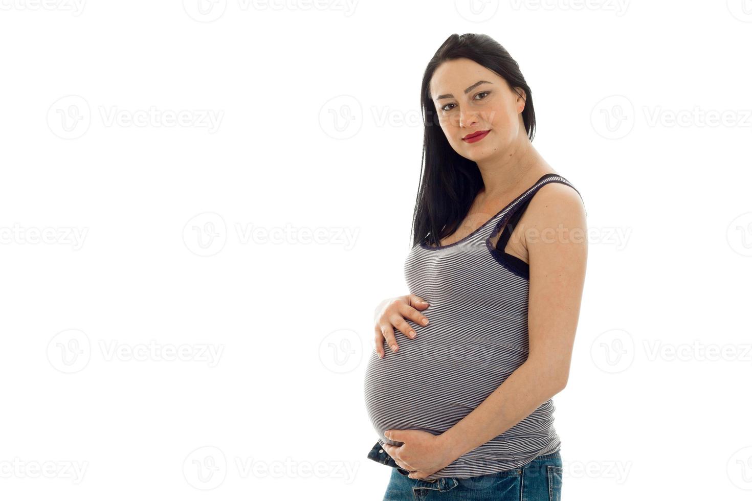 joven embarazada futura madre posando aislada sobre fondo blanco foto
