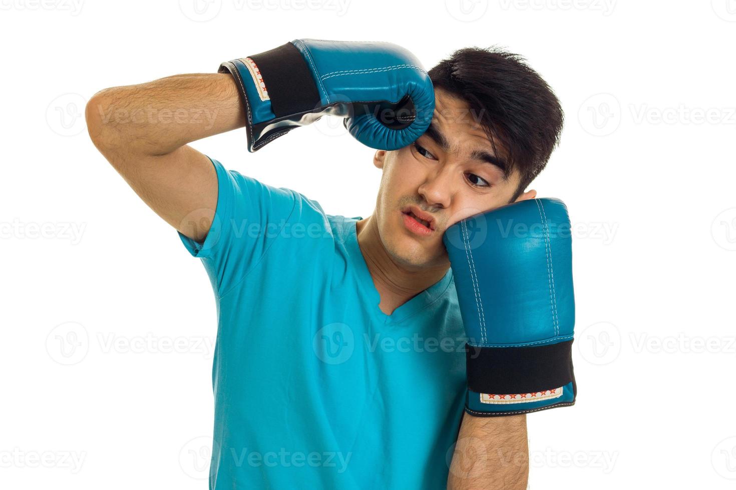 Fuerte luchador morena en entrenamiento de guantes de boxeo aislado sobre fondo blanco. foto