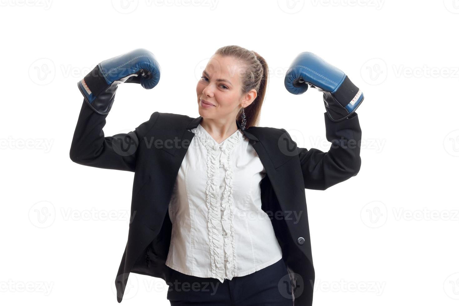 hermosa joven con camisa y chaqueta levantó las manos con guantes de boxeo foto