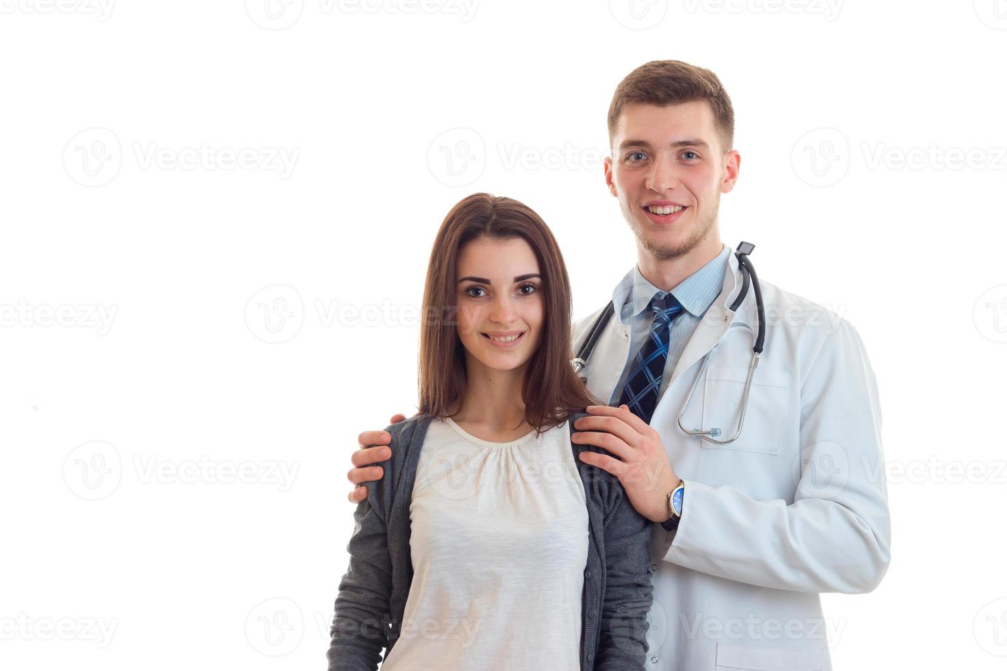 hermosa joven de pie junto a un médico y sonriendo foto