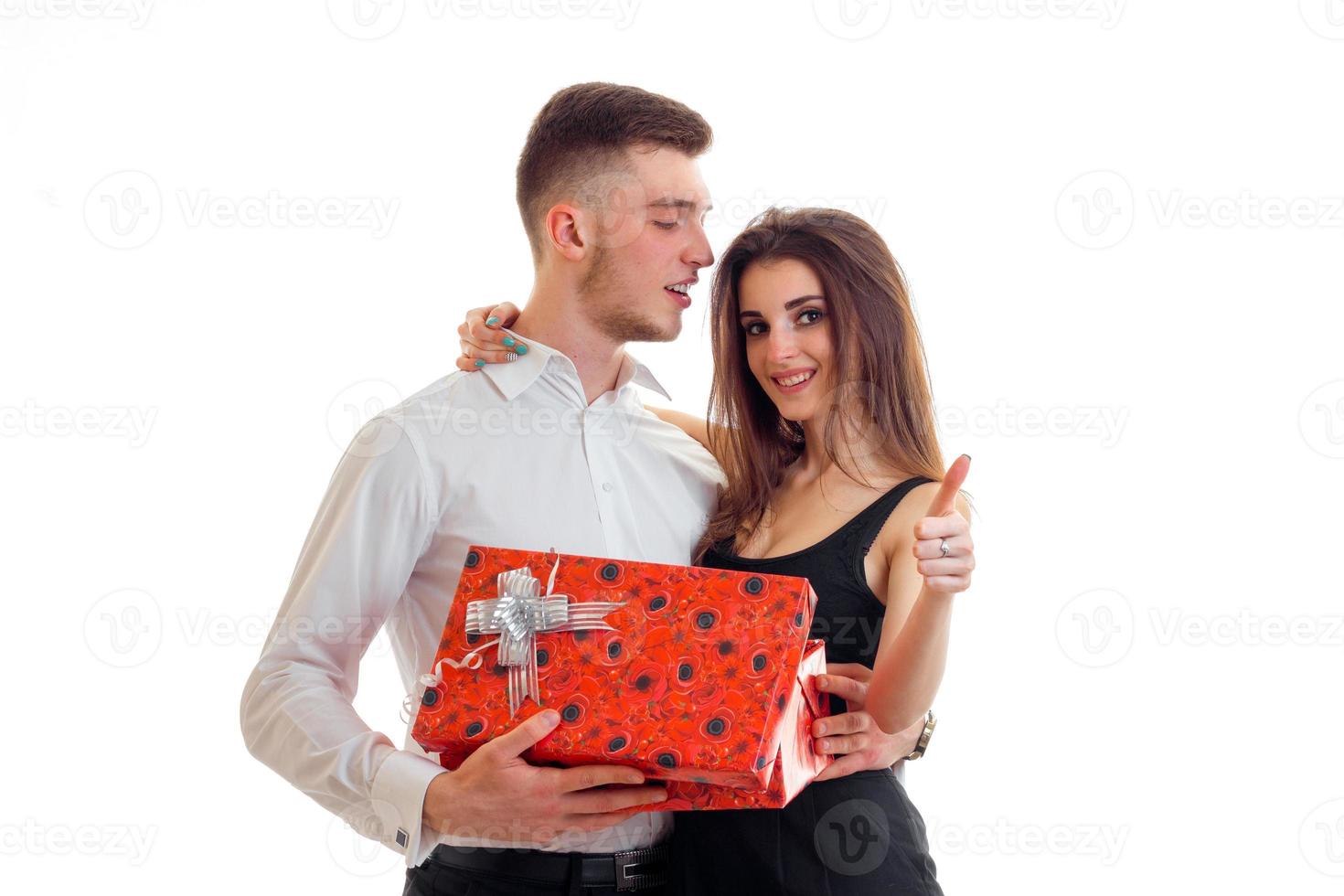 un joven apuesto le dio a la chica una gran caja de regalo foto