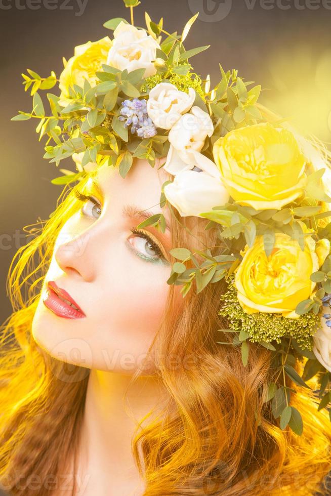 mujer de belleza con flores en el cabello foto