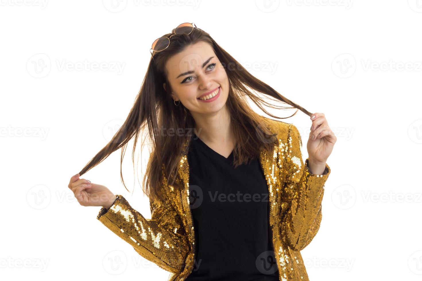 mujer morena feliz con sonrisas de chaqueta dorada 16517679 Foto de stock  en Vecteezy