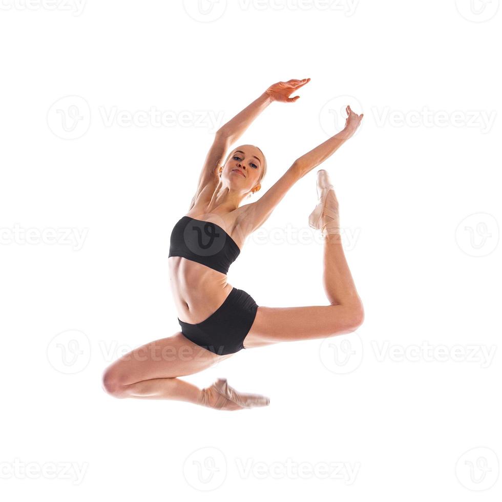 Foto cuadrada de bailarina en salto aislado sobre fondo blanco.