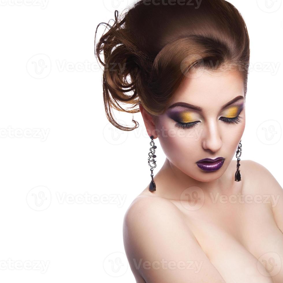 foto cuadrada de mujer hermosa con peinado creativo y maquillaje
