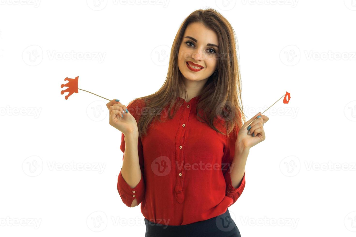 hermosa morena con blusa roja sosteniendo los maniquíes de papel para la foto y sonriendo