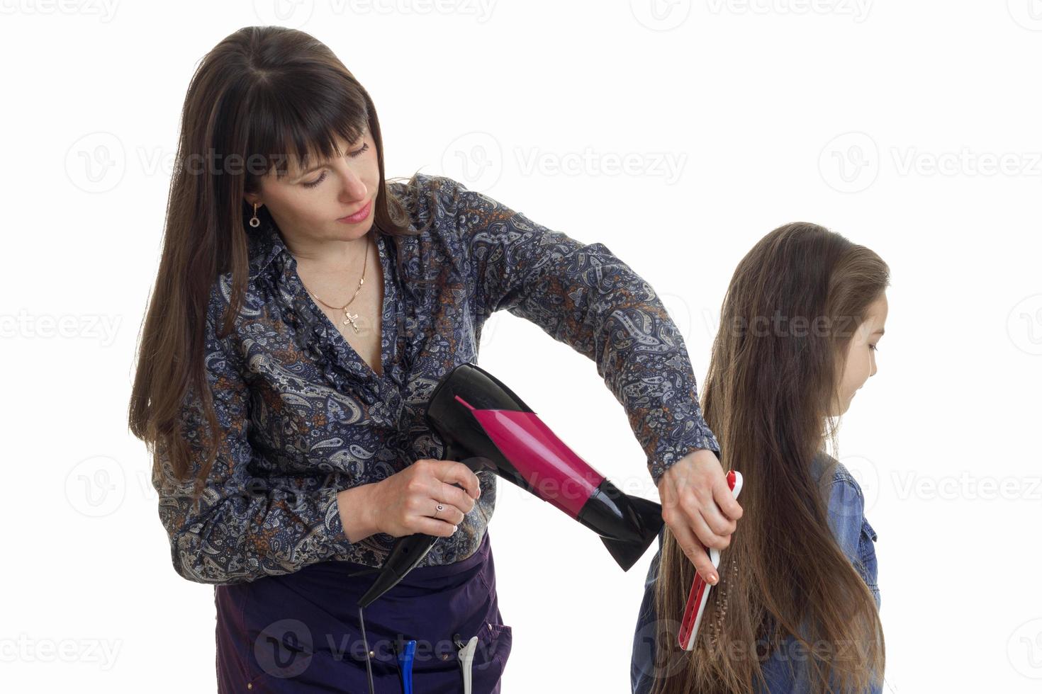 mujer joven seca el cabello niña foto