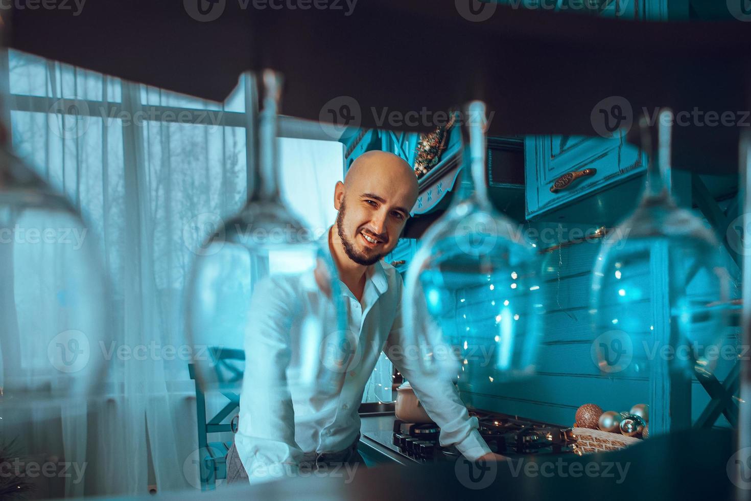 hermoso joven listo para cocinar en la cocina de casa foto