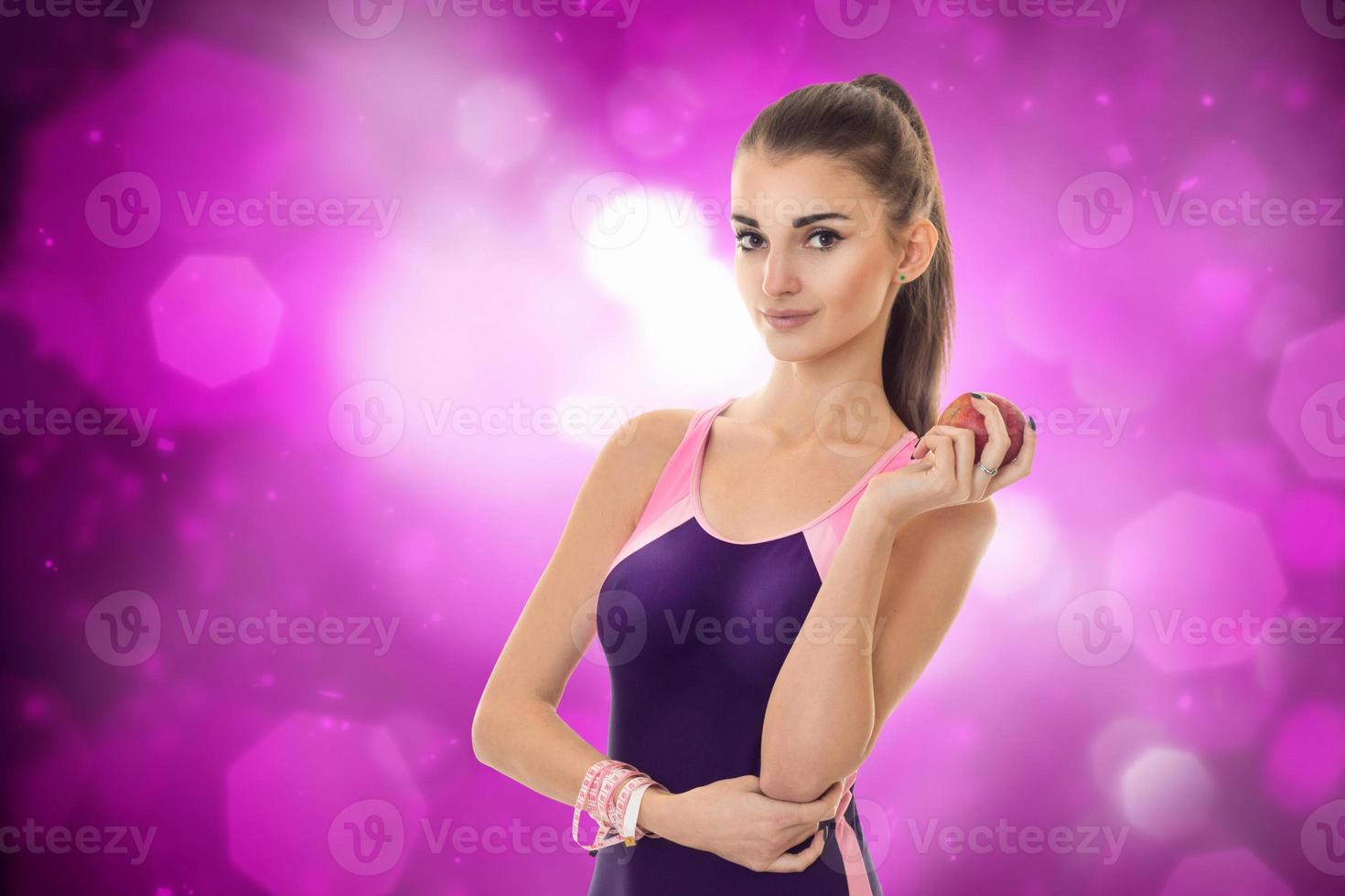 linda jovencita morena con manzana foto