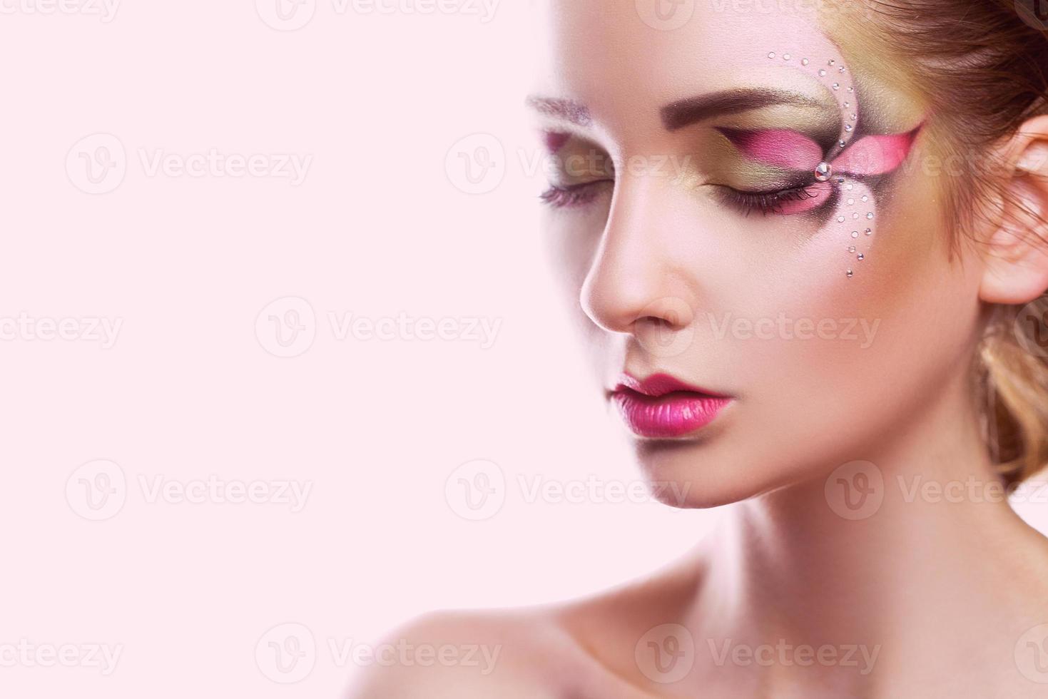 sensual retrato de mujer joven con maquillaje creativo foto