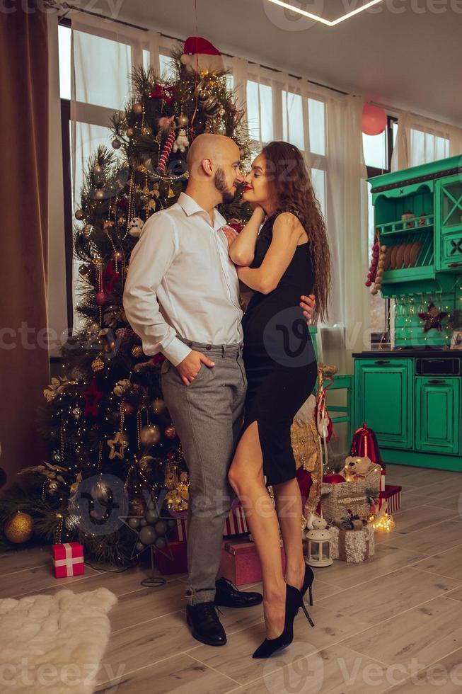 hermosa pareja enamorada celebra año nuevo y navidad foto