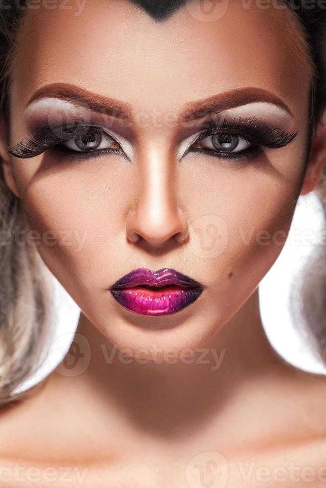 retrato glamuroso de mujer sexual con maquillaje y piel sana foto