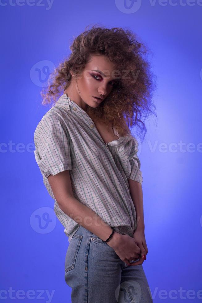 hermosa joven con peinado afro y maquillaje colorido foto