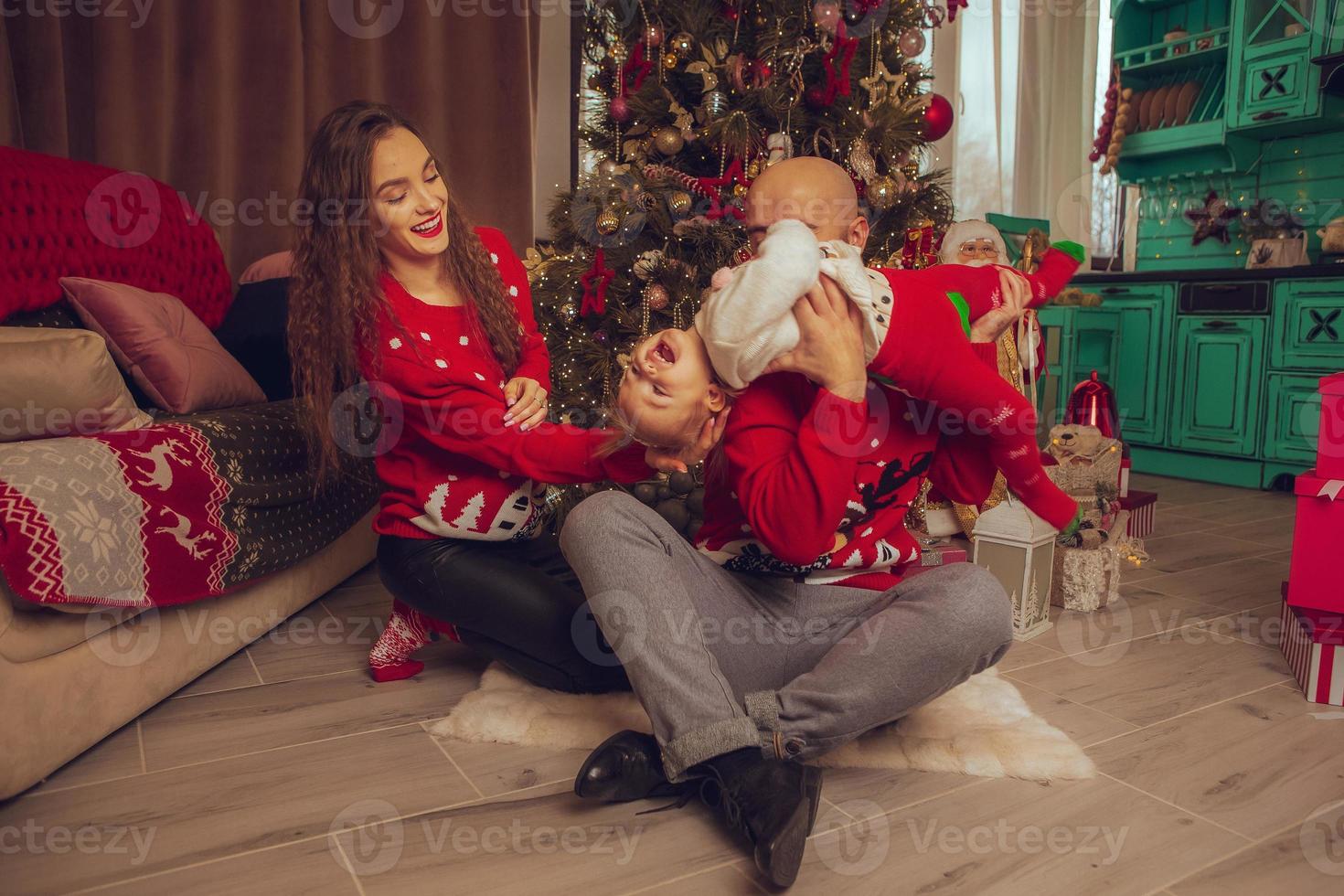 familia con hija celebra año nuevo y navidad juntos en casa foto
