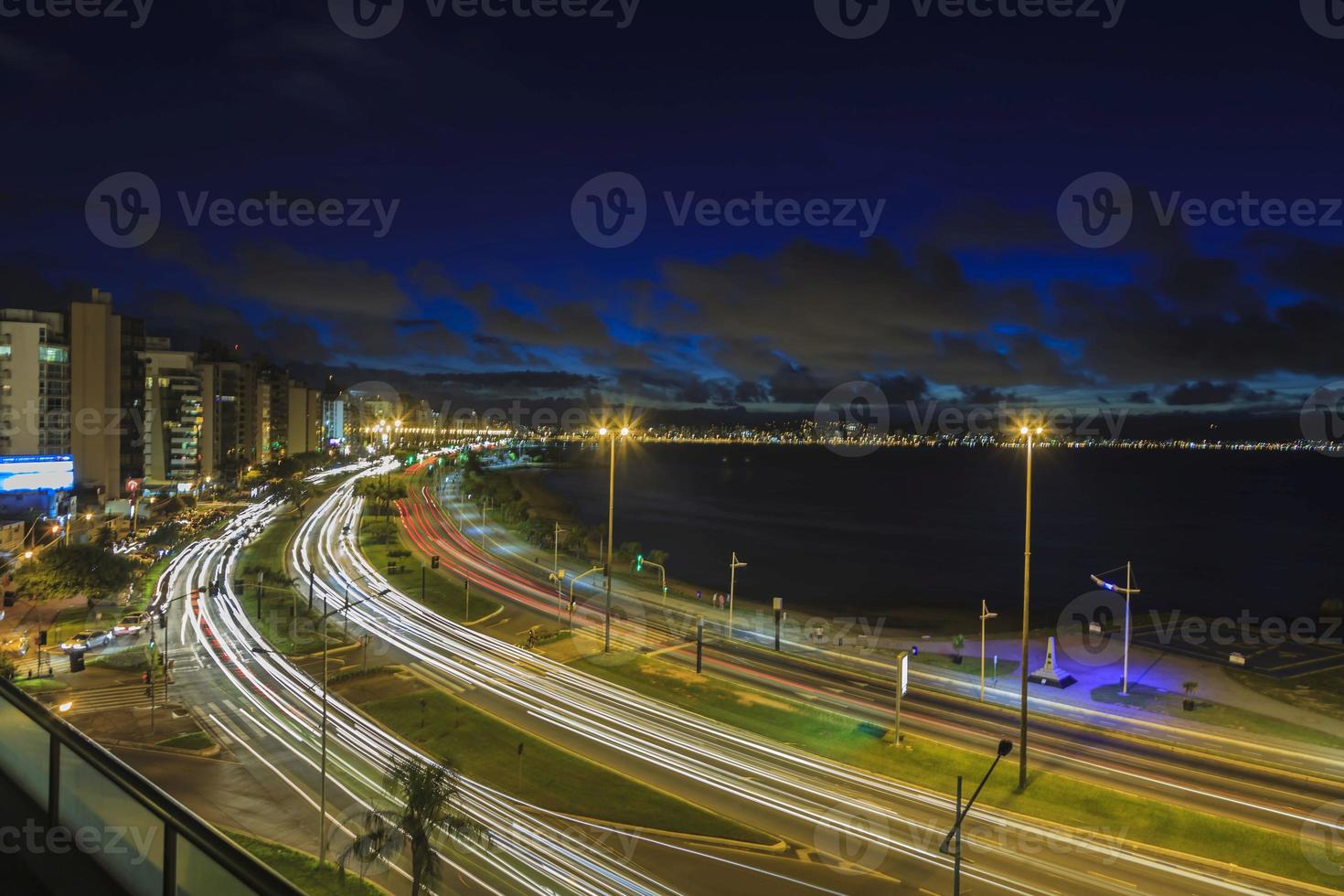 toma nocturna de la carretera costera de florianópolis foto