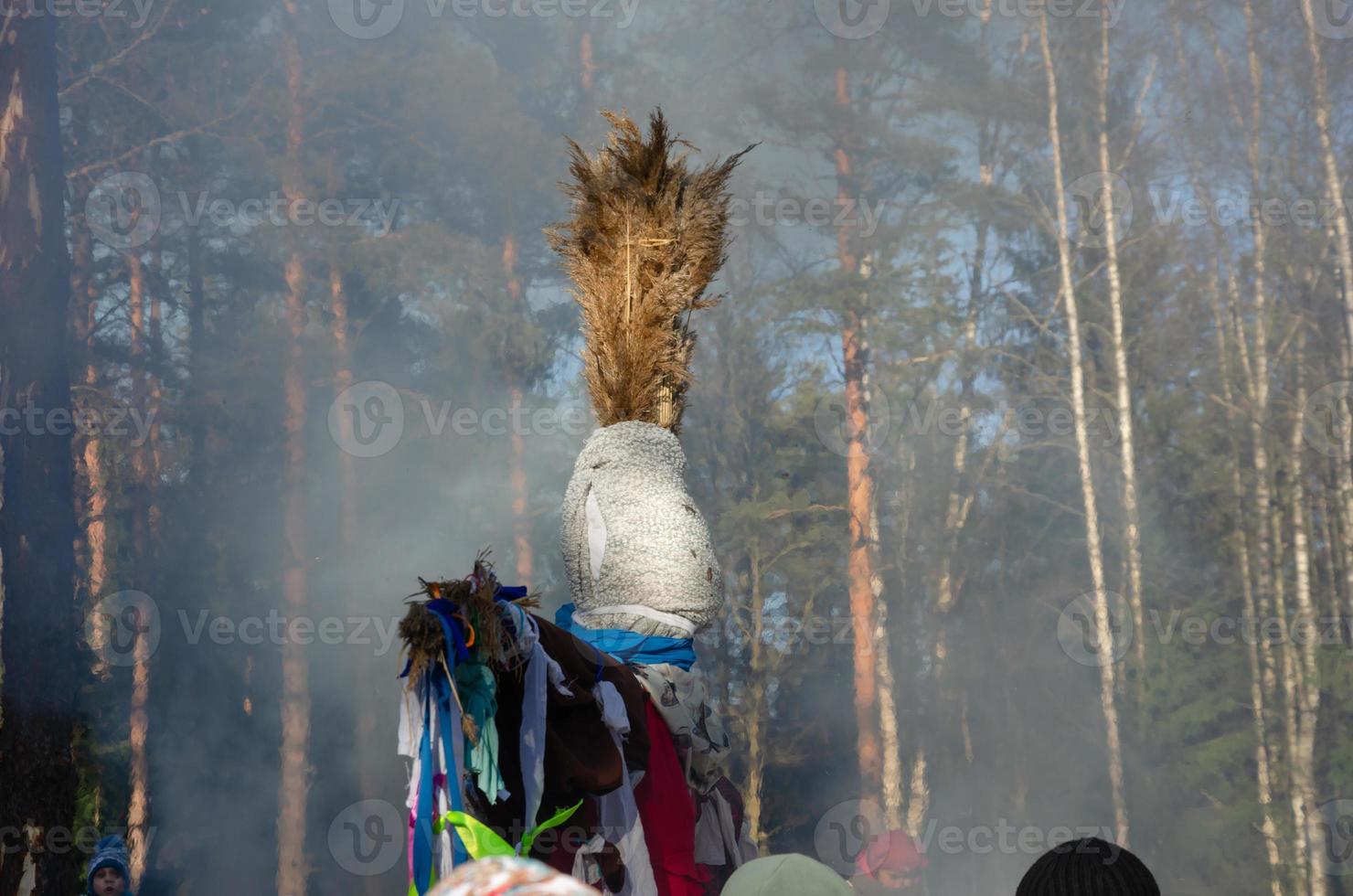 un ritual relleno en la fiesta de carnaval. despedida del invierno. foto