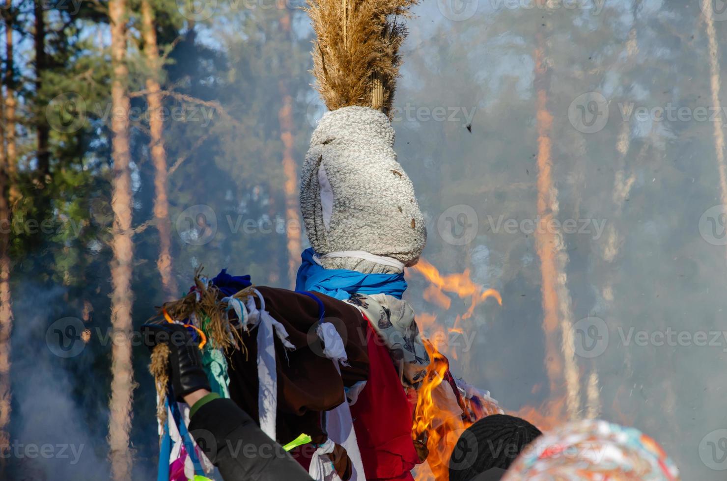 un ritual relleno en la fiesta de carnaval. despedida del invierno. foto