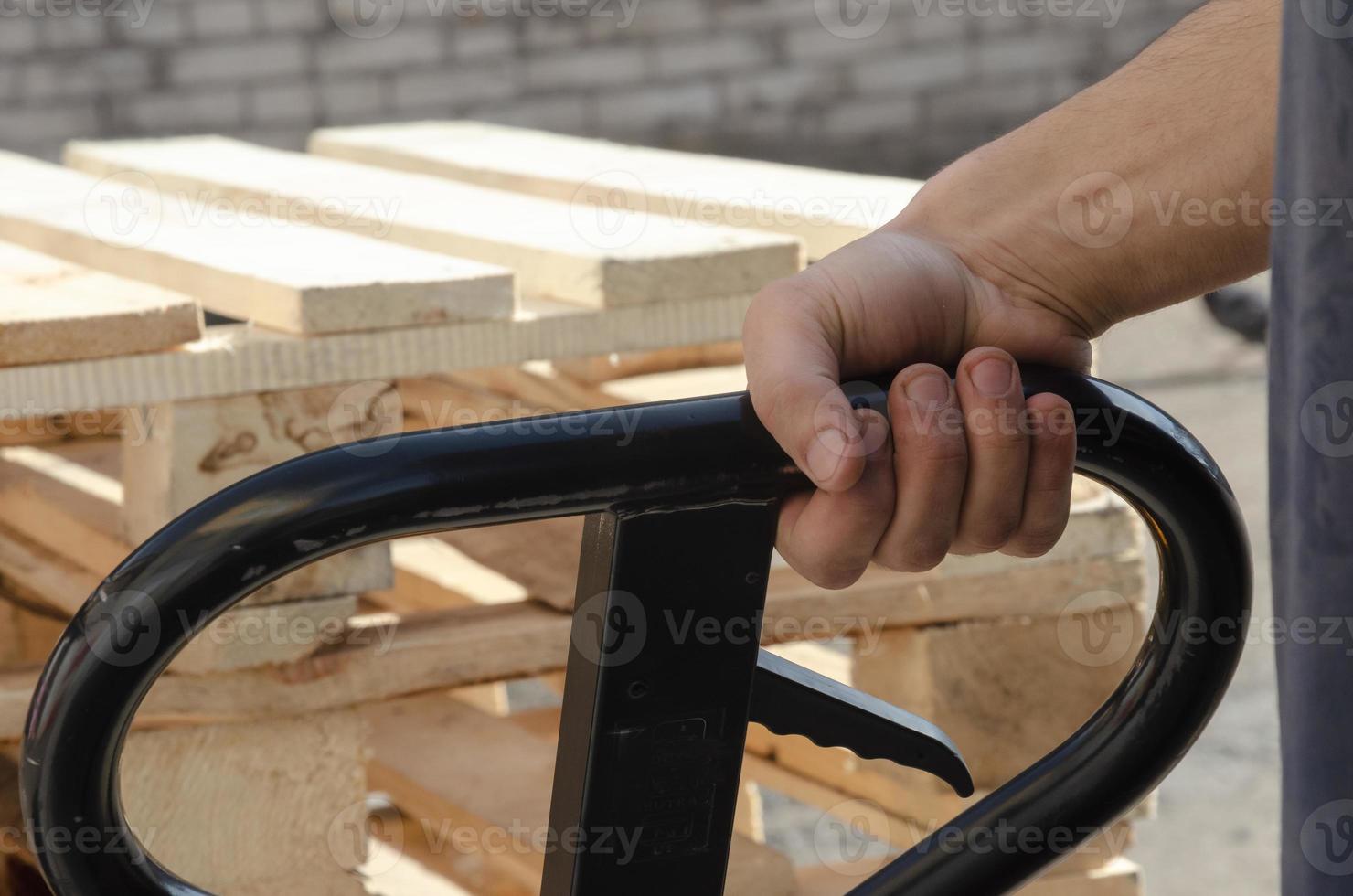 Pallet jack. Keep the handle of the rohli, loading on the rohle photo