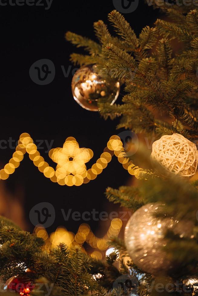 decoraciones e iluminaciones navideñas en la calle foto