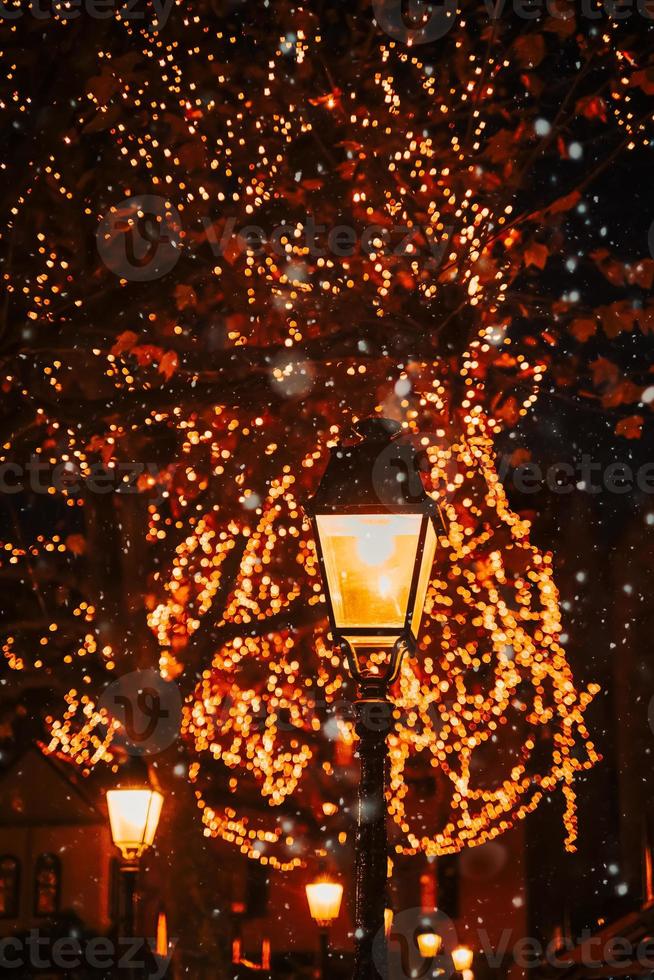 farola e iluminaciones navideñas foto