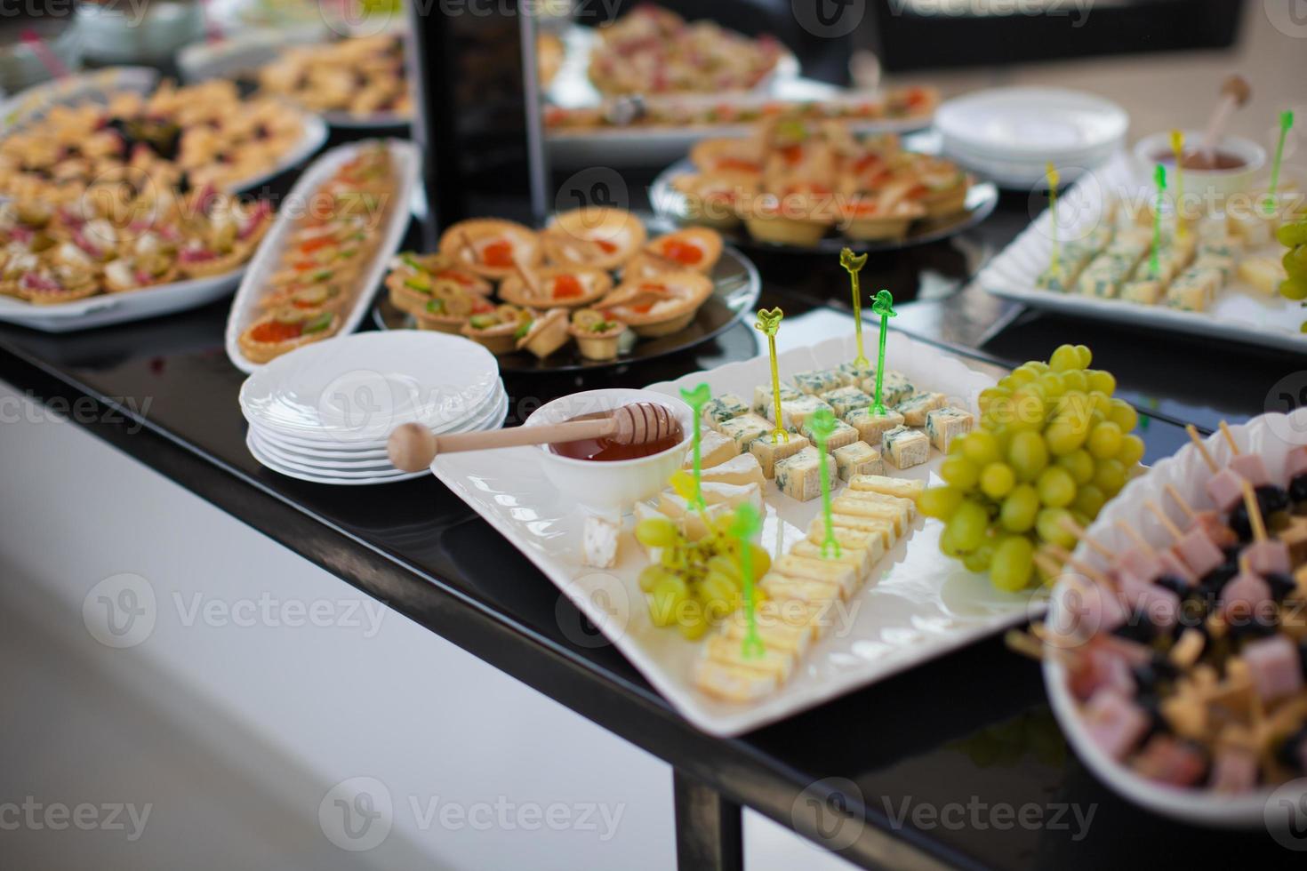 deliciosos bocadillos navideños en la mesa, la comida es gourmet foto