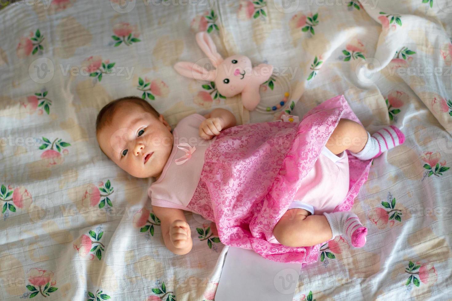 adorable niña recién nacida con vestido rosa foto