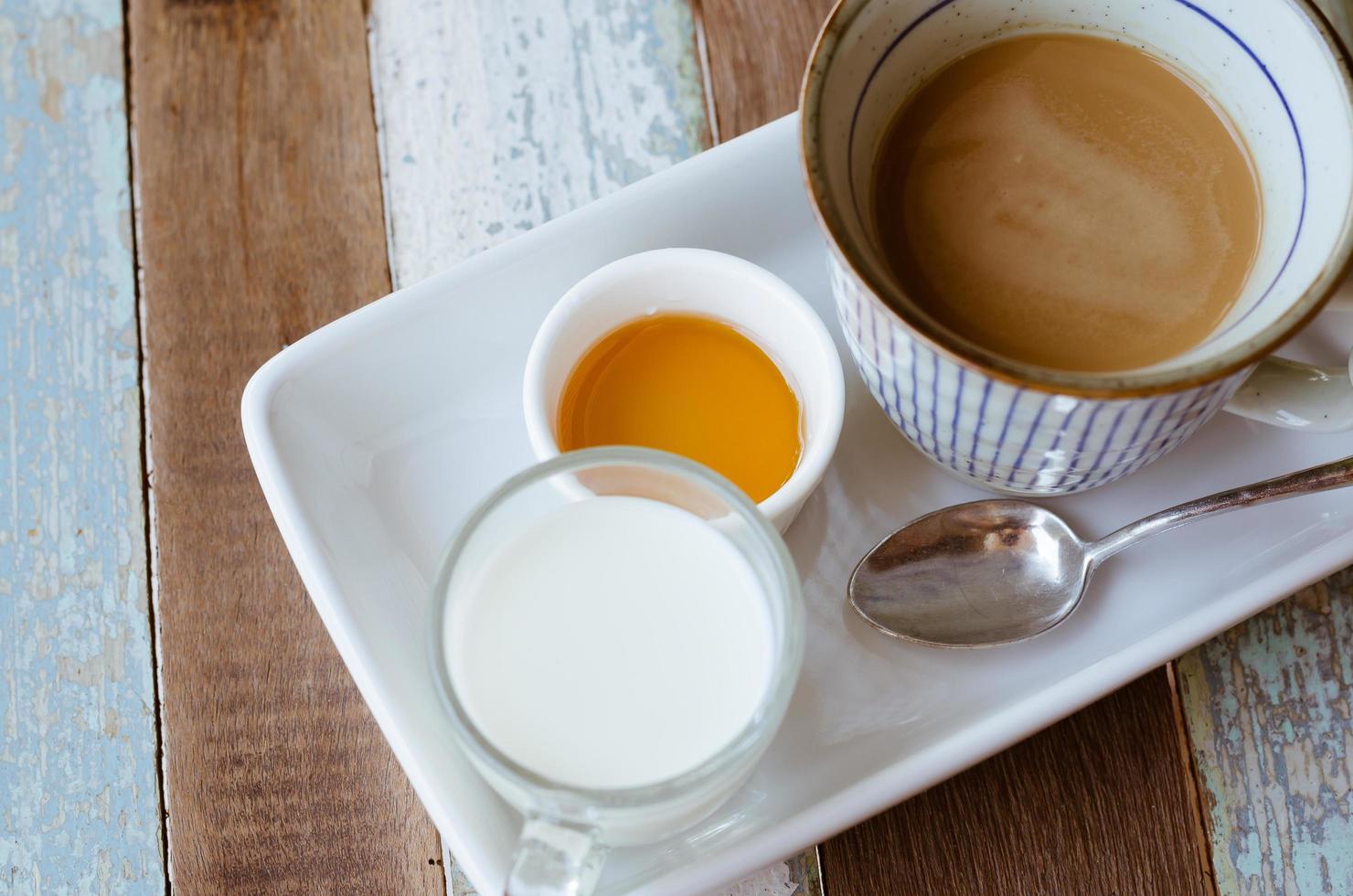 juego de café caliente, leche y miel foto