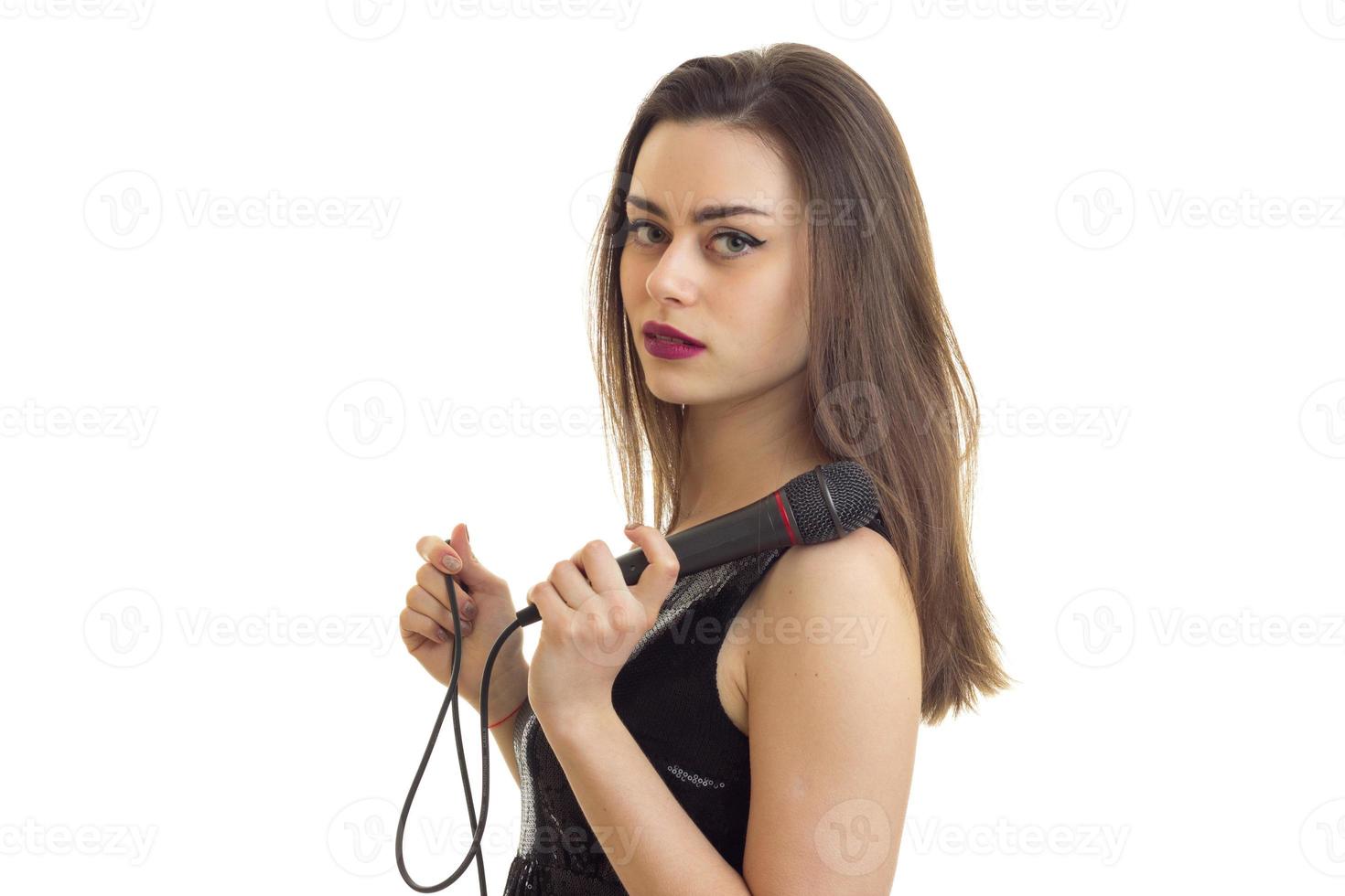 hermosa mujer con buen maquillaje sostiene un micrófono foto